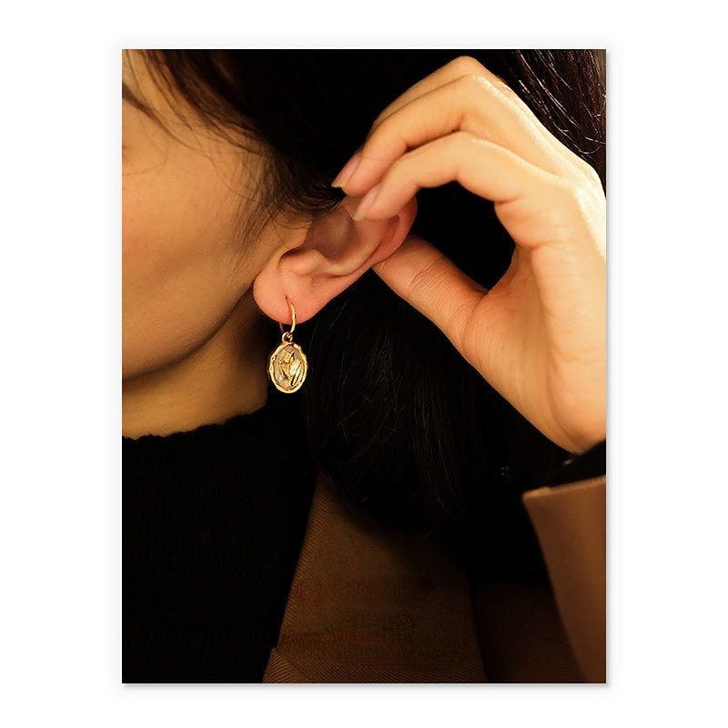 ALODIA  EARRING ELEGANT IN BRASS WITH 18K GOLD FINISH AND MOTHER-OF-PEARL