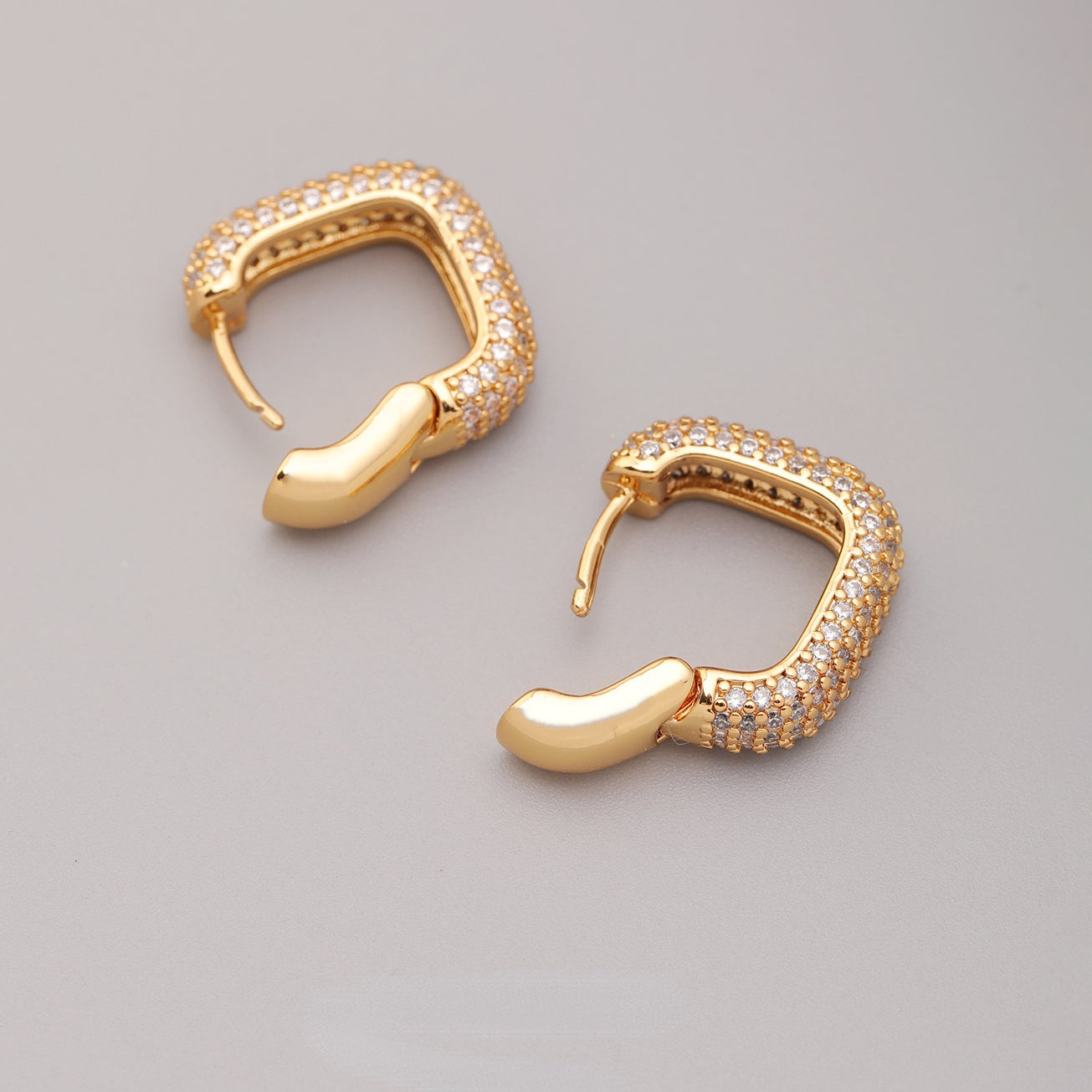 ALODIA  EARRING IN BRASS WITH 18K GOLD FINISH AND ZIRCON ELEGANT