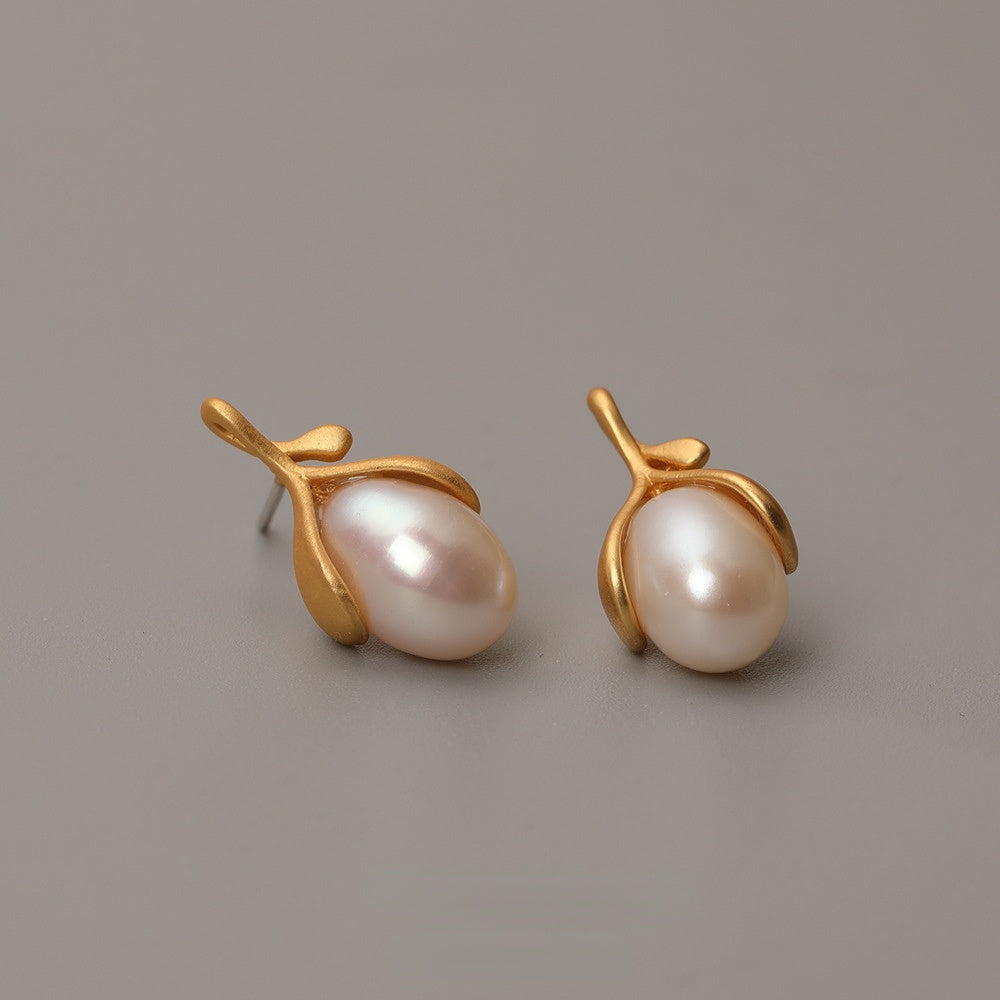 ALODIA  EARRING IN BRASS WITH 18K GOLD FINISH AND BAR0QUE PEARLS 