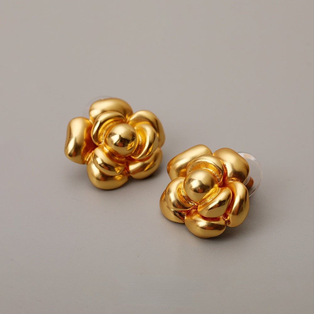 ALODIA  VINTAGE STYLE FLOWER EARRING IN BRASS WITH 18K GOLD FINISH 