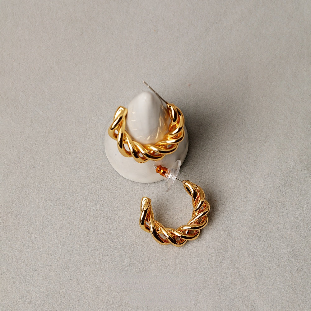 ALODIA SCULPTURE EARRING IN BRASS WITH 18K GOLD FINISH