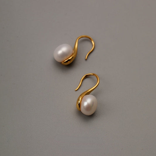 ALODIA MUSICAL NOTES  EARRING IN BRASS WITH 18K GOLD FINISH AND BAR0QUE PEARLS