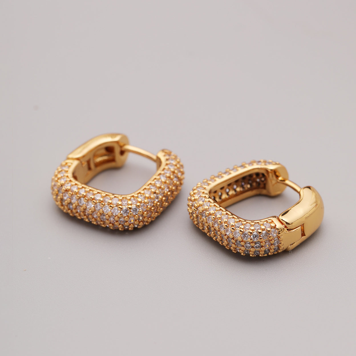 ALODIA  EARRING IN BRASS WITH 18K GOLD FINISH AND ZIRCON ELEGANT