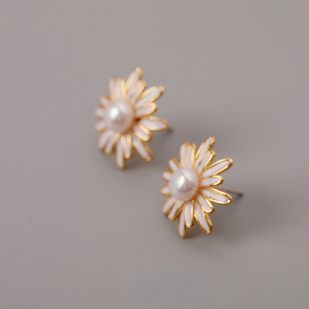 ALODIA  DAISY EARRING IN BRASS WITH 18K GOLD FINISH AND ENAMEL AND BAR0QUE PEARLS 