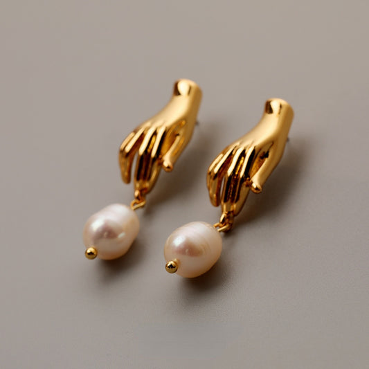 ALODIA  EARRING IN BRASS WITH 18K GOLD FINISH AND BAR0QUE PEARLS 