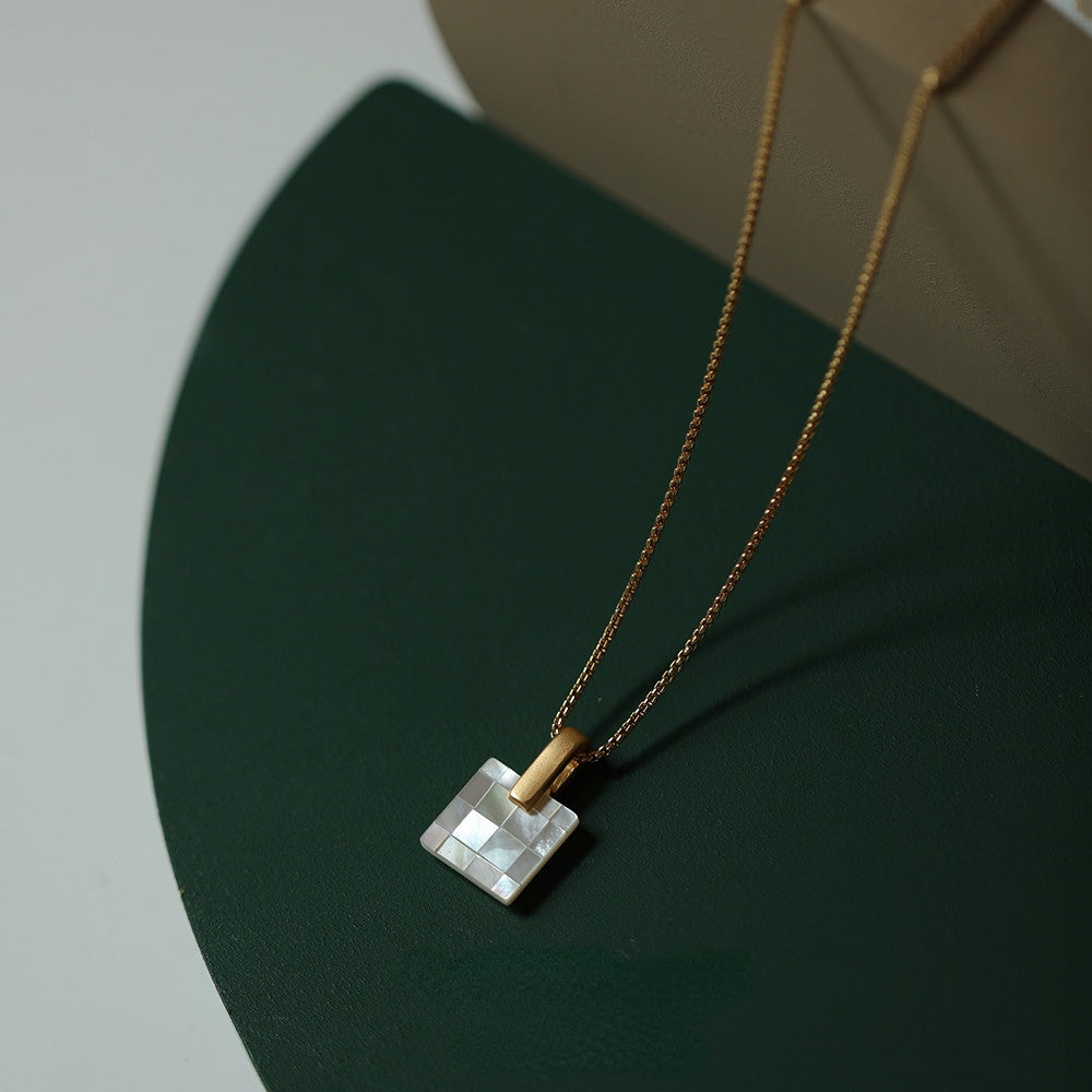 ALODIA  NECKLACE IN BRASS WITH 18K GOLD FINISH AND MOTHER-OF-PEARL