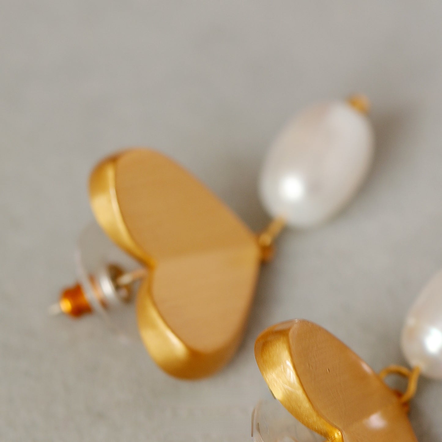 ALODIA  LOVE EARRING IN BRASS WITH 18K GOLD FINISH AND BAR0QUE PEARLS 