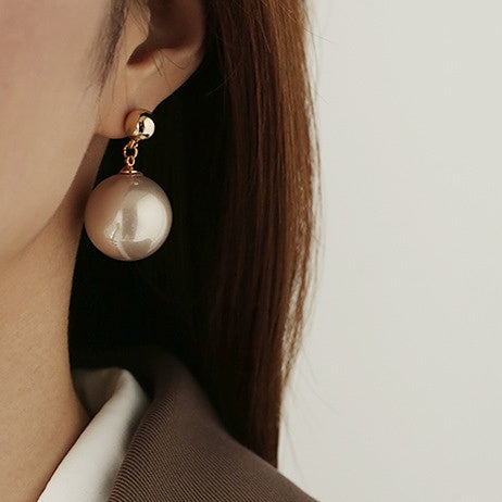 EARRING IN BRASS WITH 18K GOLD FINISH AND GLASS PEARLS