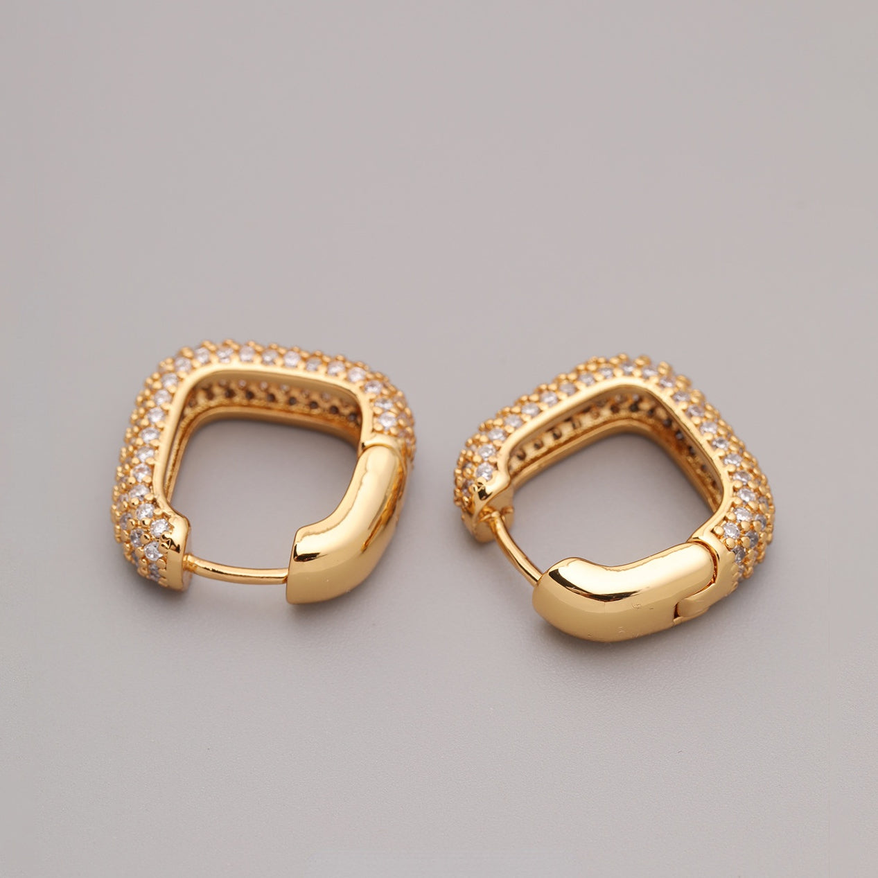 ALODIA  EARRING IN BRASS WITH 18K GOLD FINISH AND ZIRCON ELEGANT