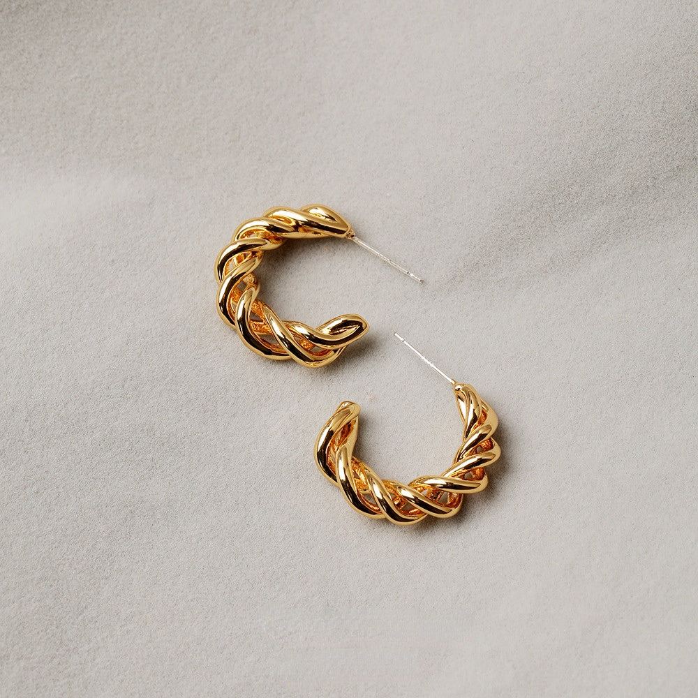 ALODIA SCULPTURE EARRING IN BRASS WITH 18K GOLD FINISH