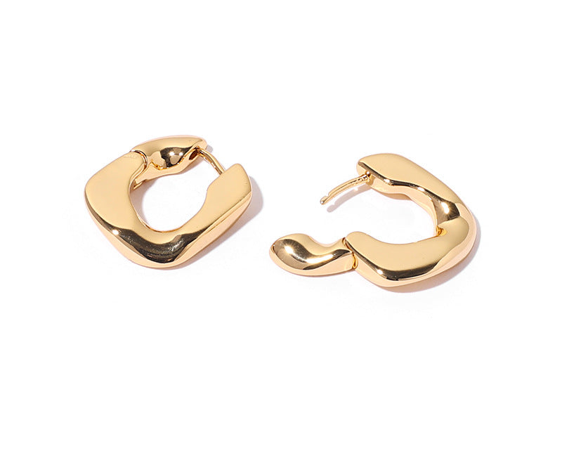 EARRING IN BRASS WITH 18K GOLD FINISH 