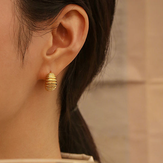 ALODIA  EARRING SCULPTURE ELEGANT IN BRASS WITH 18K GOLD FINISH 