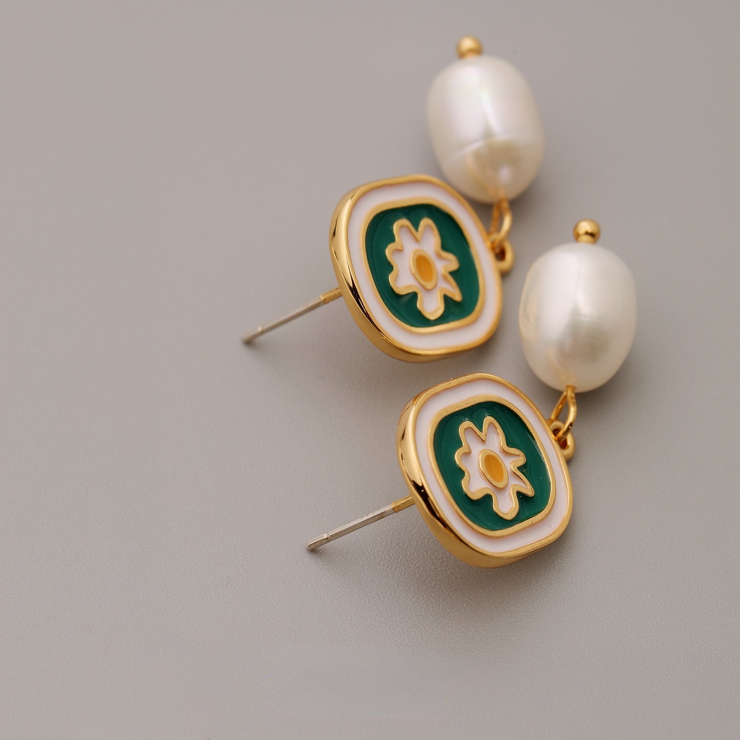 ALODIA  EARRING IN BRASS WITH 18K GOLD FINISH ENAMEL AND BAR0QUE PEARLS 