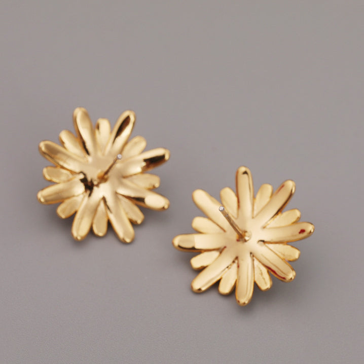 ALODIA  DAISY EARRING IN BRASS WITH 18K GOLD FINISH AND ENAMEL AND BAR0QUE PEARLS 