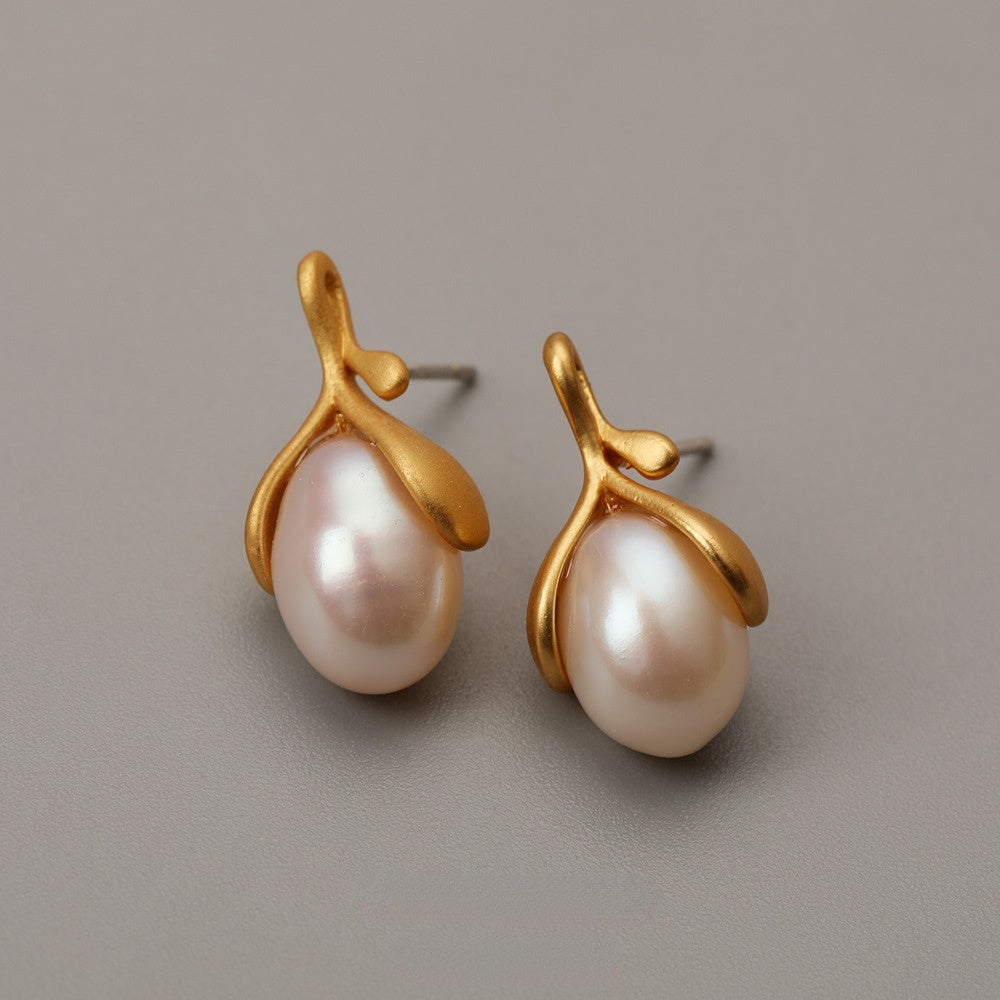 ALODIA  EARRING IN BRASS WITH 18K GOLD FINISH AND BAR0QUE PEARLS 