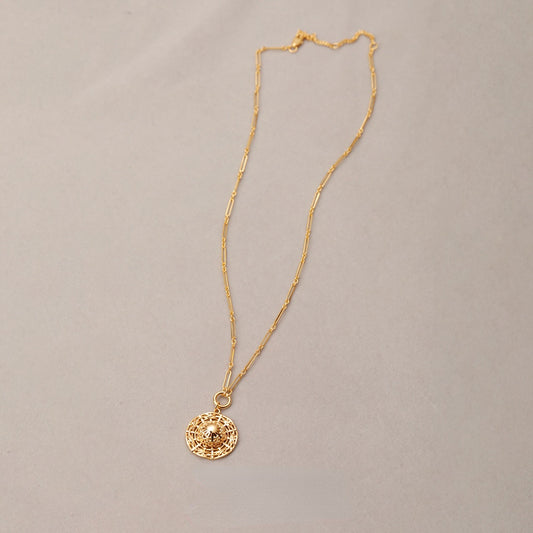 ALODIA STRAW HAT NECKLACE IN BRASS WITH 18K GOLD FINISH 