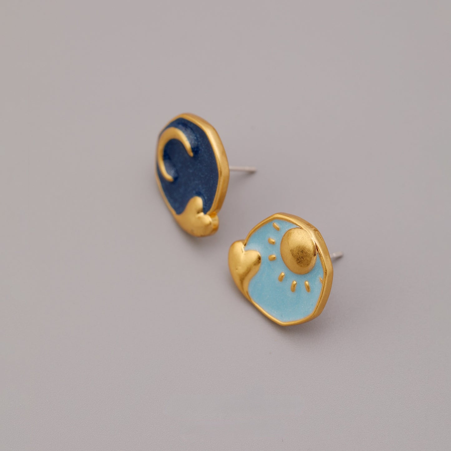 ALODIA  EARRING IN BRASS WITH 18K GOLD FINISH AND ENAMEL