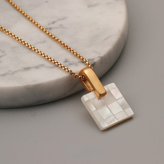 ALODIA  NECKLACE IN BRASS WITH 18K GOLD FINISH AND MOTHER-OF-PEARL