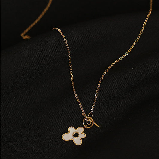 ALODIA  FLOWER NECKLACE IN BRASS WITH 18K GOLD FINISH  AND  MOTHER-OF-PEARL