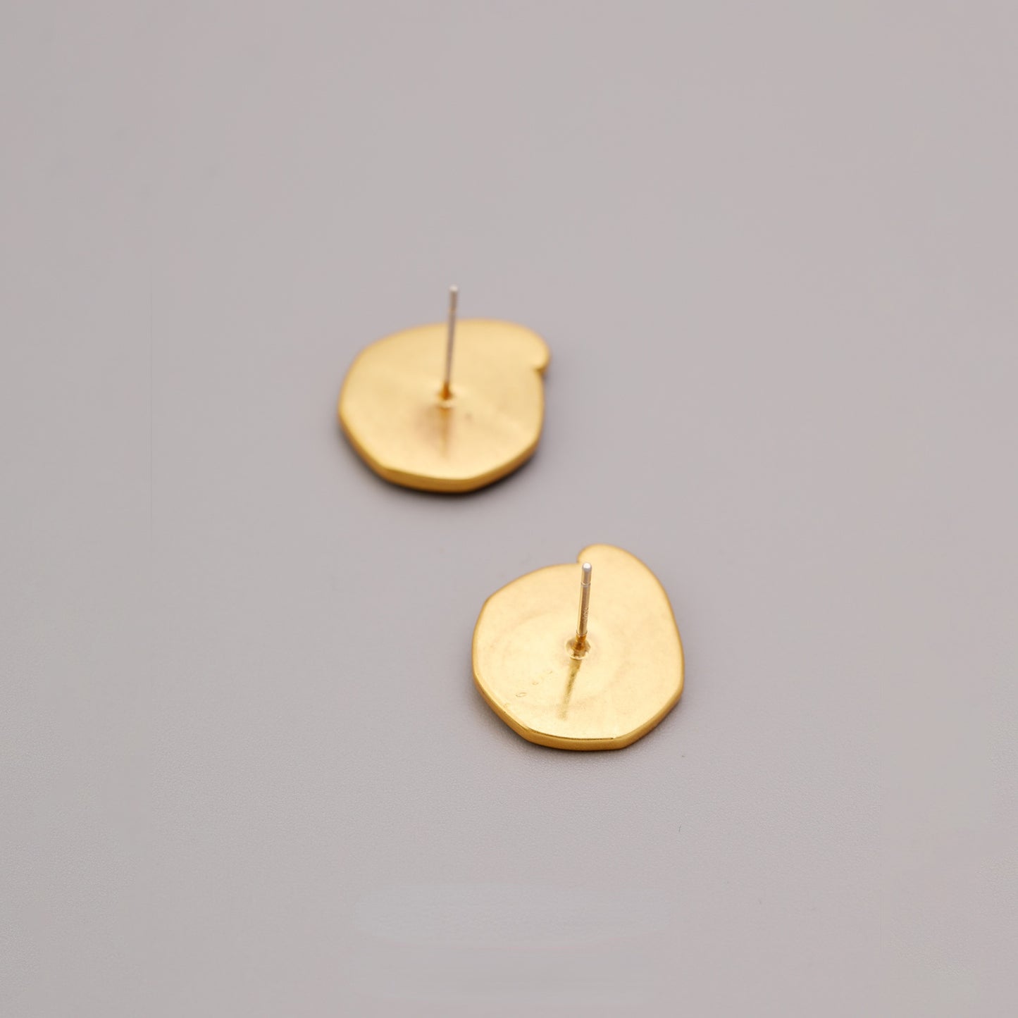 ALODIA  EARRING IN BRASS WITH 18K GOLD FINISH AND ENAMEL