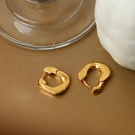 EARRING IN BRASS WITH 18K GOLD FINISH 