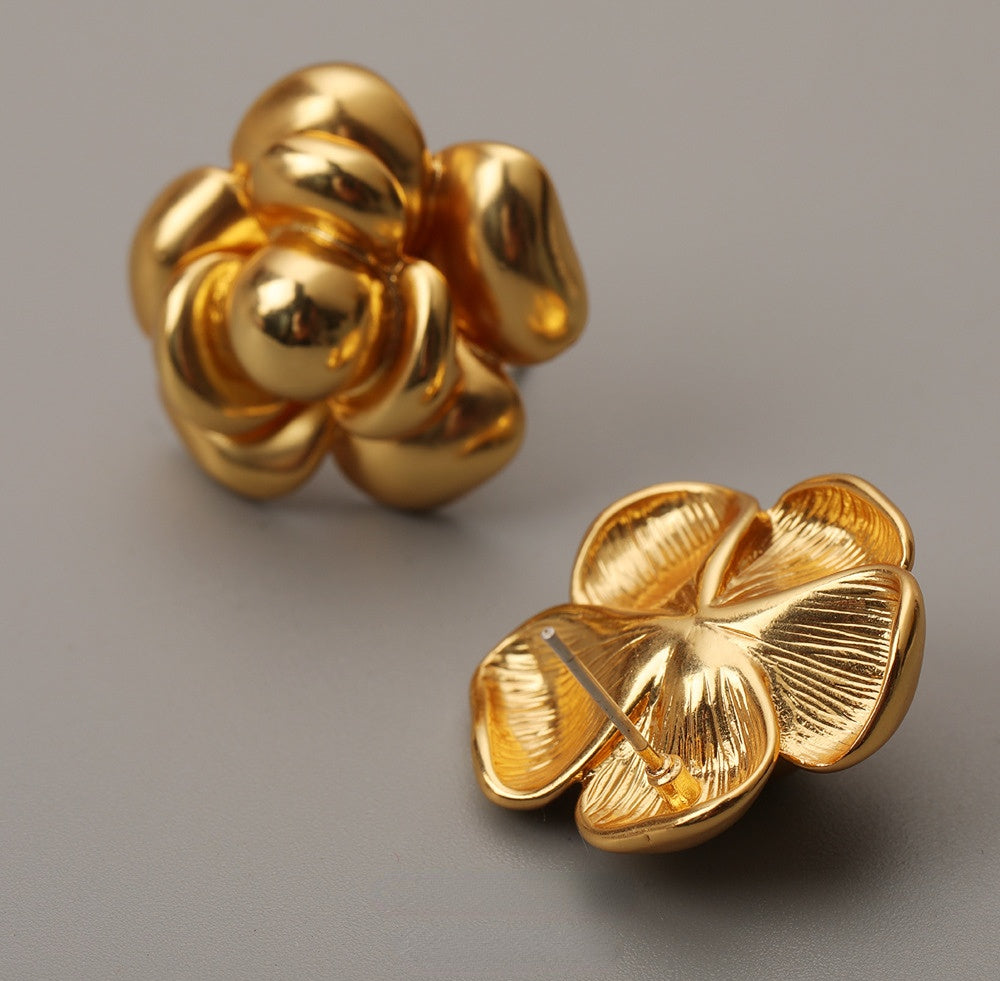 ALODIA  VINTAGE STYLE FLOWER EARRING IN BRASS WITH 18K GOLD FINISH 