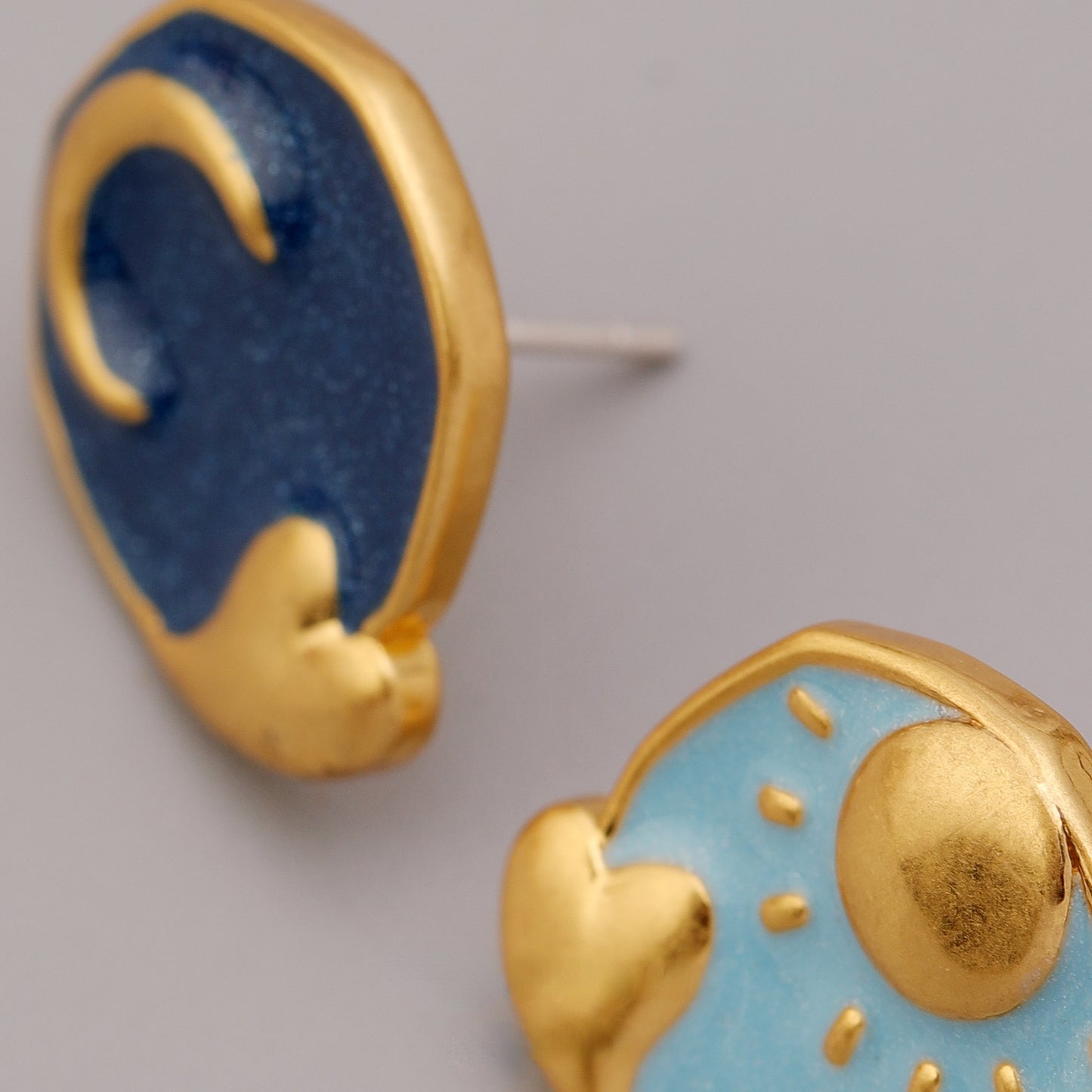 ALODIA  EARRING IN BRASS WITH 18K GOLD FINISH AND ENAMEL