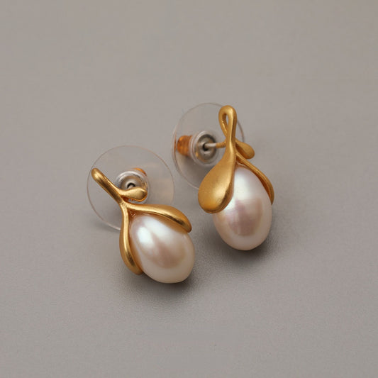 ALODIA  EARRING IN BRASS WITH 18K GOLD FINISH AND BAR0QUE PEARLS 