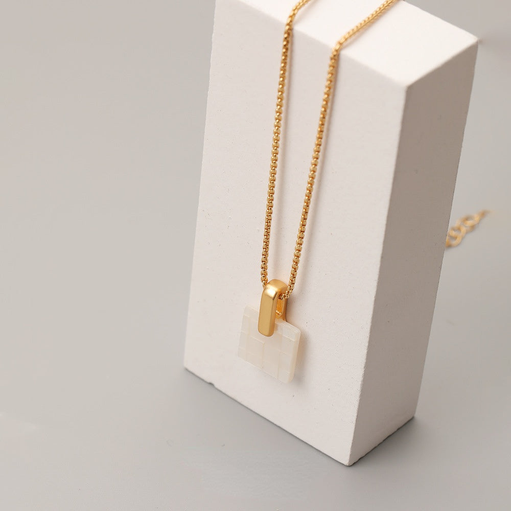 ALODIA  NECKLACE IN BRASS WITH 18K GOLD FINISH AND MOTHER-OF-PEARL