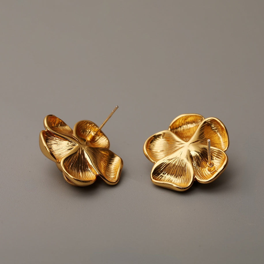 ALODIA  VINTAGE STYLE FLOWER EARRING IN BRASS WITH 18K GOLD FINISH 